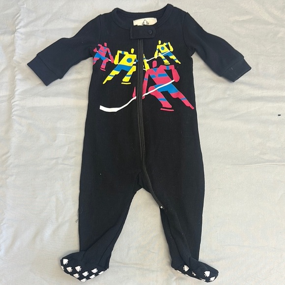 Arborist - NWOT - Playful Black and Pink Hockey design Footie - Picture 1 of 5